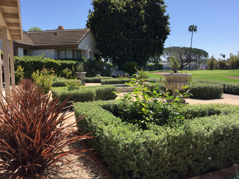 Mittelgroßer, Geometrischer Mediterraner Gartenteich hinter dem Haus mit direkter Sonneneinstrahlung, Pflastersteinen und Metallzaun in San Diego