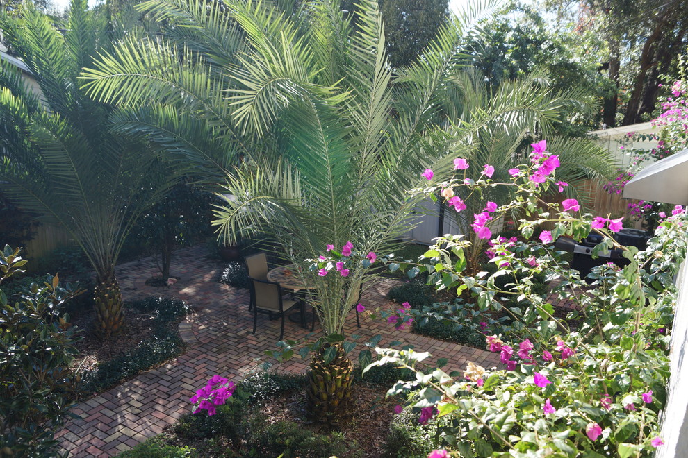 Geometrischer, Halbschattiger Klassischer Garten hinter dem Haus mit Pflastersteinen in Orlando