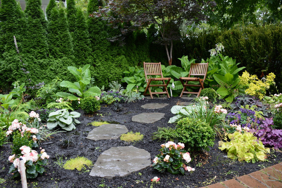 Свежая идея для дизайна: участок и сад среднего размера в классическом стиле - отличное фото интерьера