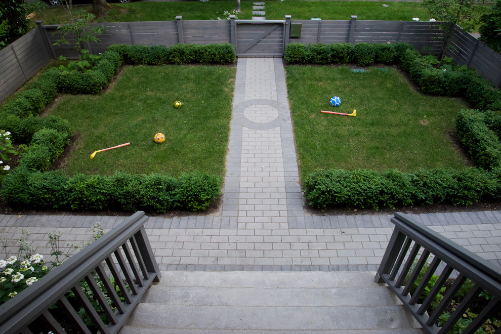 Источник вдохновения для домашнего уюта: участок и сад среднего размера на переднем дворе в стиле неоклассика (современная классика)