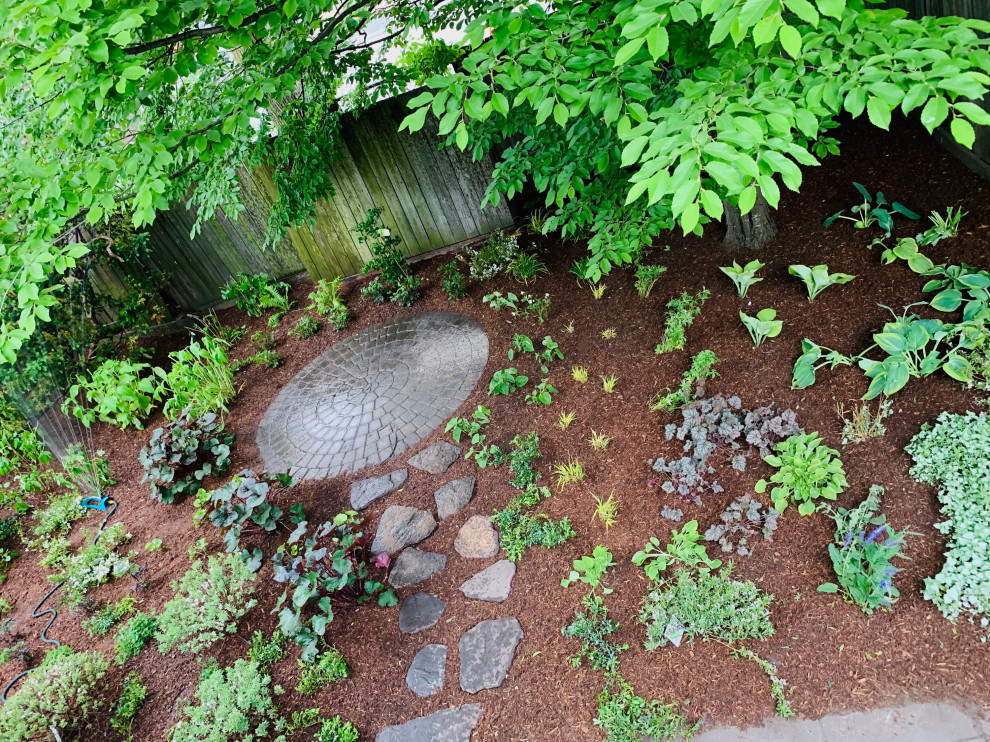 Inspiration pour un petit jardin arrière bohème l'été avec une exposition partiellement ombragée et des pavés en béton.