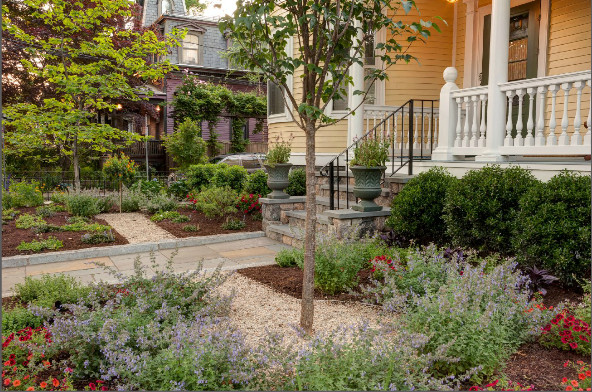 ボストンにある中くらいなトラディショナルスタイルのおしゃれな庭 (半日向、天然石敷き、ファイヤーピット) の写真