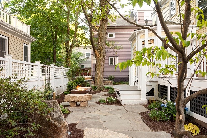 Exemple d'un jardin avant chic de taille moyenne avec un foyer extérieur, des pavés en pierre naturelle et une exposition ombragée.
