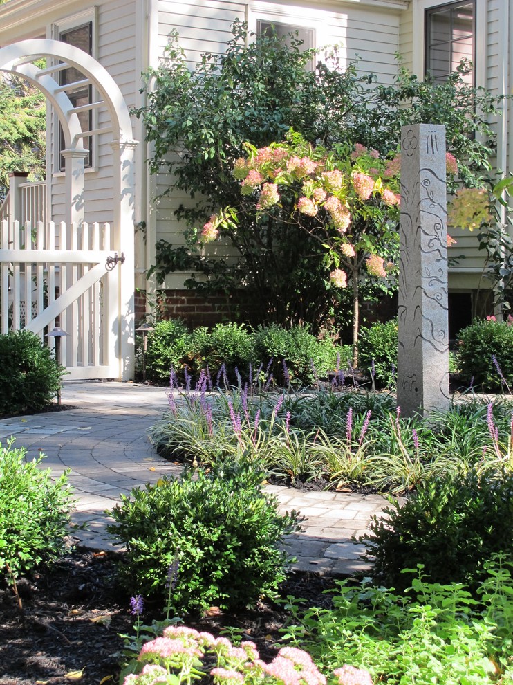 Foto di un giardino chic dietro casa con un ingresso o sentiero e pavimentazioni in cemento