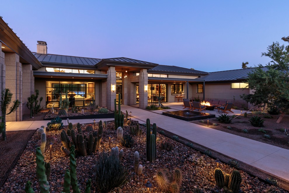 This is an example of a contemporary courtyard garden in Phoenix.