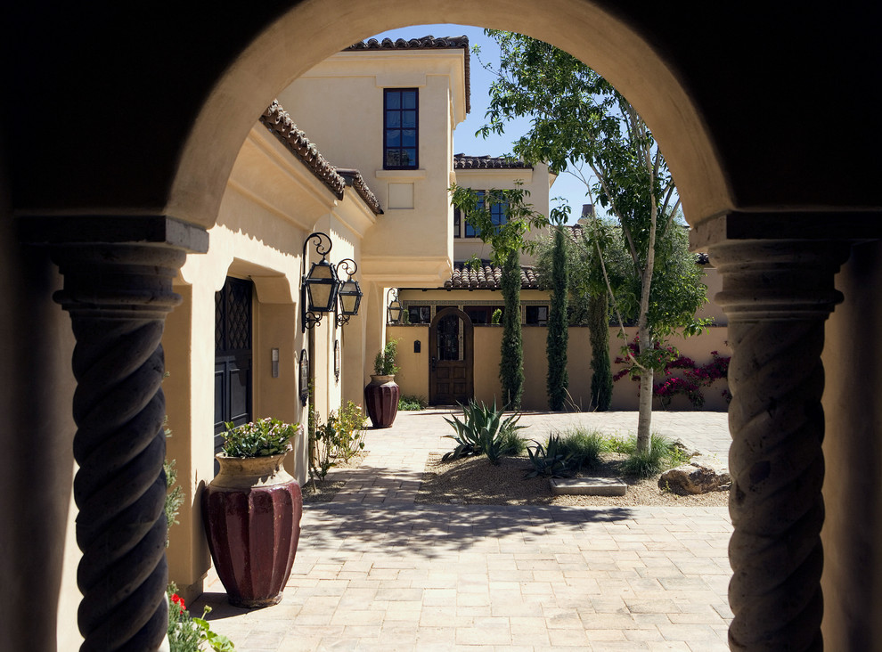 This is an example of a mediterranean courtyard garden wall in Phoenix.