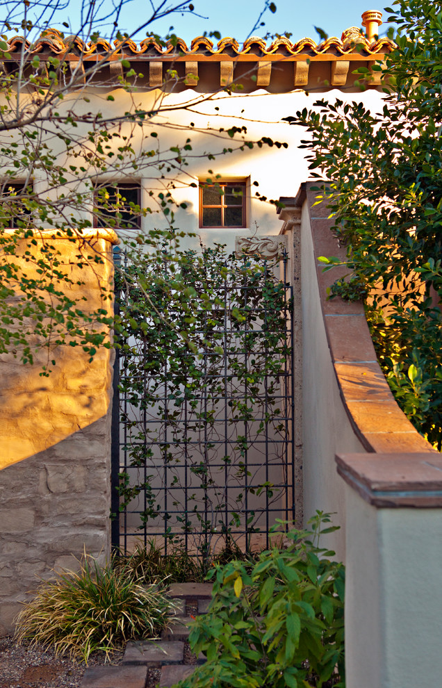Imagen de camino de jardín mediterráneo grande en patio delantero con jardín francés, exposición parcial al sol y adoquines de piedra natural
