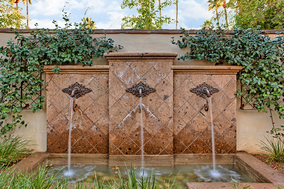Geometrischer, Großer, Halbschattiger Mediterraner Vorgarten mit Wasserspiel und Natursteinplatten in Phoenix