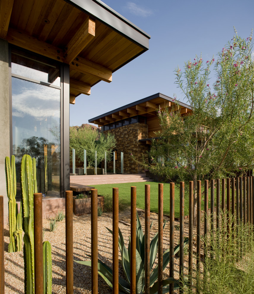 Inspiration for a contemporary drought-tolerant landscaping in Phoenix.