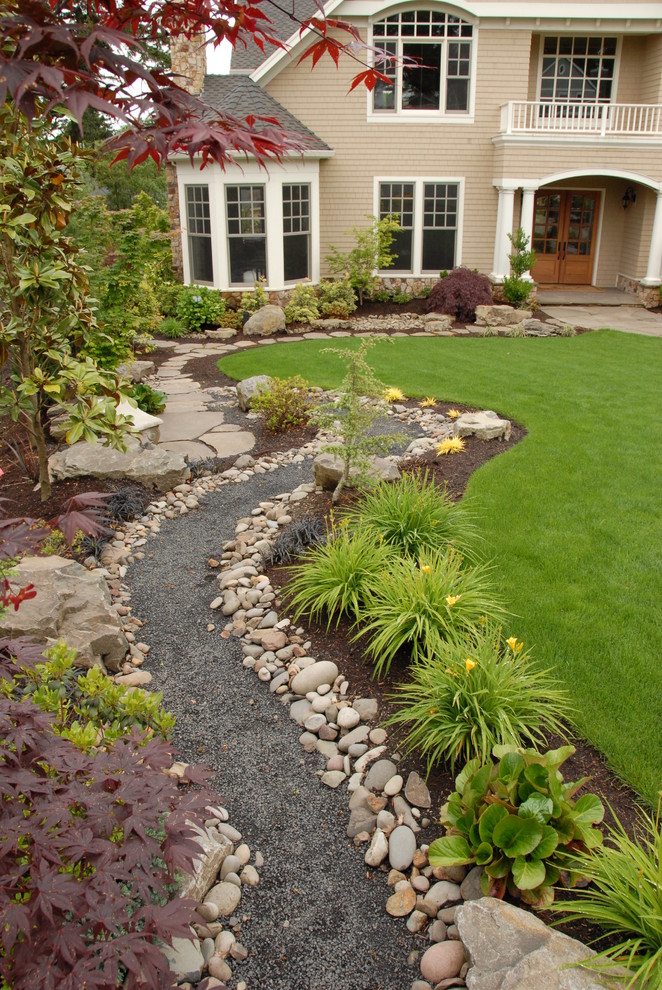 Photo of a traditional landscaping in Portland.