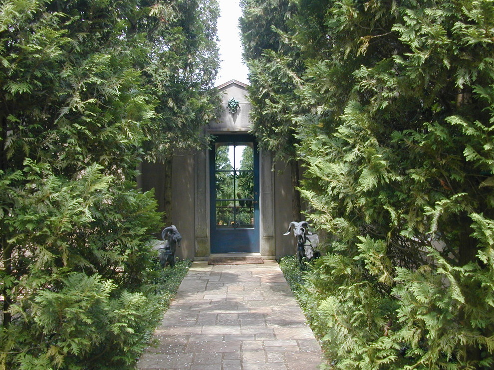 Aménagement d'un aménagement d'entrée ou allée de jardin arrière classique avec des pavés en pierre naturelle.