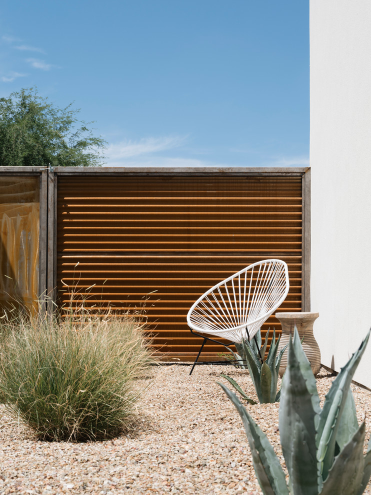 Diseño de jardín de secano de estilo americano con exposición total al sol y gravilla