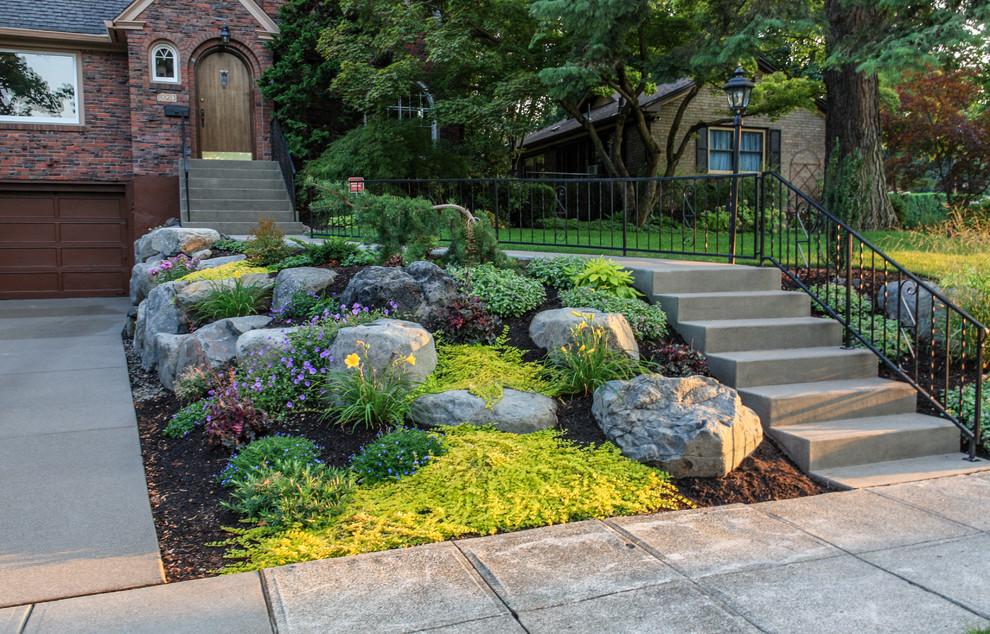 シアトルにある高級な中くらいなトラディショナルスタイルのおしゃれな庭 (擁壁、半日向) の写真