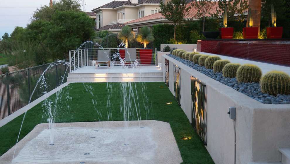 Inspiration for a mid-sized contemporary drought-tolerant and full sun front yard landscaping in Las Vegas.