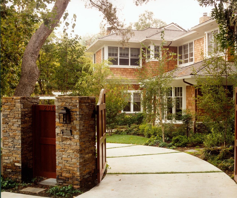 Design ideas for a classic front driveway garden in Los Angeles.