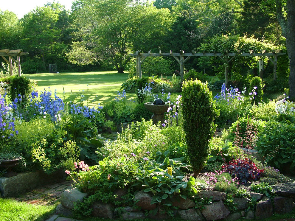 Immagine di un giardino formale country esposto a mezz'ombra dietro casa con pavimentazioni in mattoni