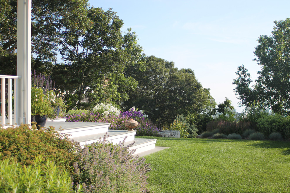 Immagine di un giardino chic esposto in pieno sole dietro casa in estate con pedane