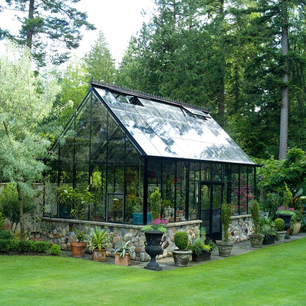 Geometrischer, Großer Moderner Garten im Frühling, hinter dem Haus mit Kübelpflanzen, direkter Sonneneinstrahlung und Natursteinplatten in Vancouver