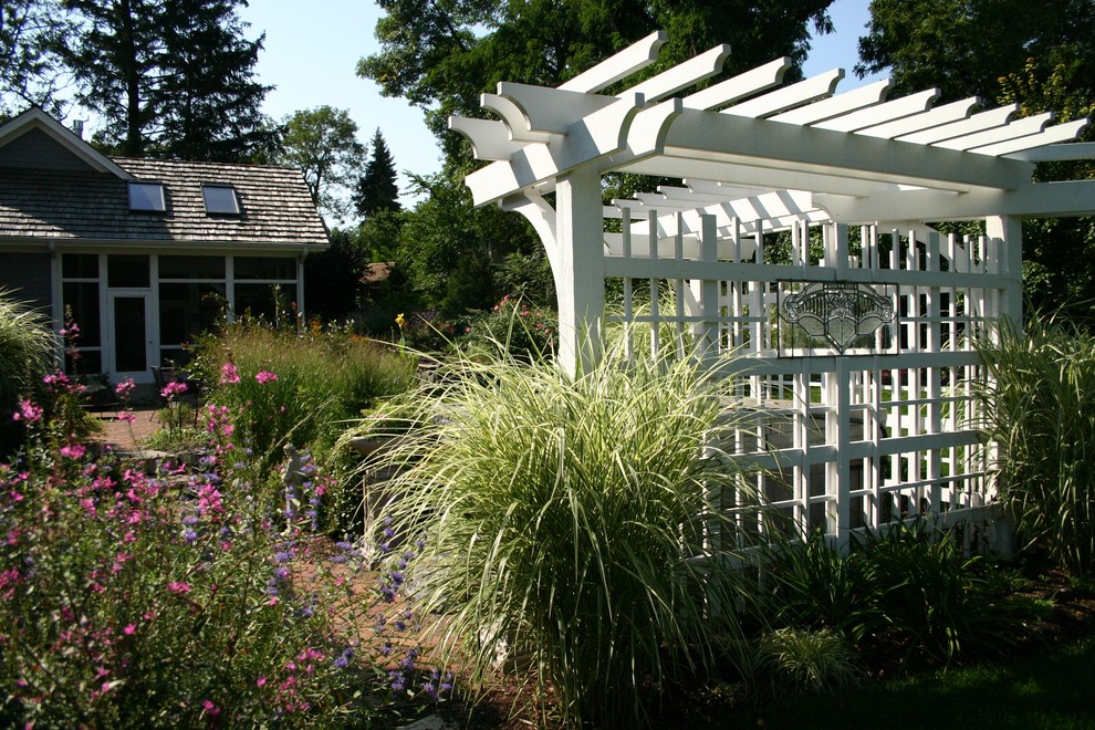 Esempio di un giardino formale classico esposto a mezz'ombra dietro casa e di medie dimensioni in estate con un ingresso o sentiero e pacciame