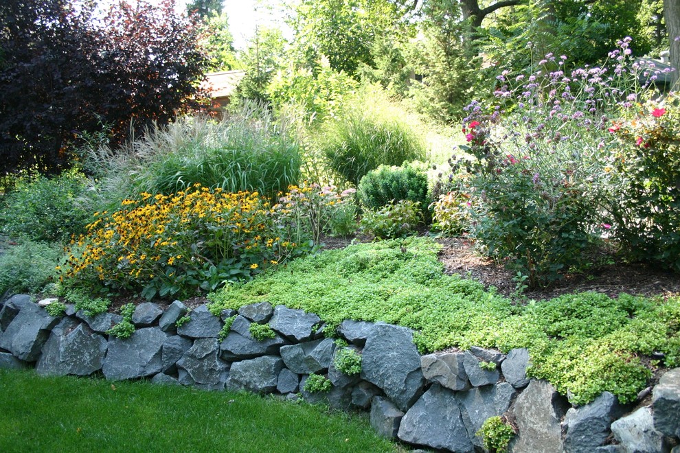 Geometrische, Halbschattige Klassische Gartenmauer hinter dem Haus, im Sommer mit Mulch in Chicago