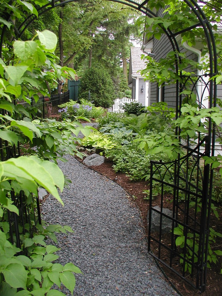 Idee per un giardino formale chic in ombra nel cortile laterale e di medie dimensioni in estate con ghiaia e un ingresso o sentiero
