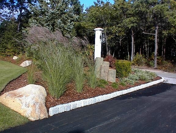 Foto de camino de jardín clásico de tamaño medio en patio delantero con adoquines de piedra natural