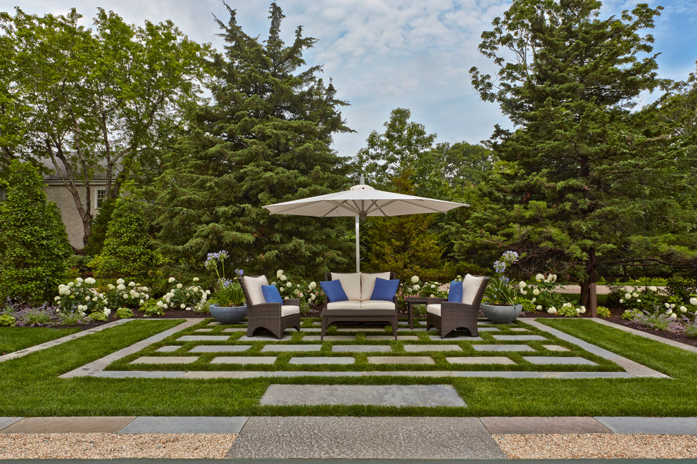 Стильный дизайн: участок и сад на заднем дворе в классическом стиле с покрытием из каменной брусчатки - последний тренд