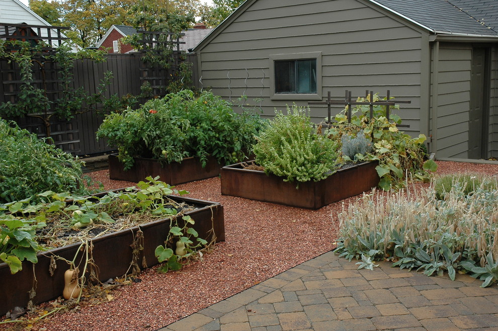 Idee per un piccolo giardino chic esposto in pieno sole dietro casa in autunno con pavimentazioni in cemento