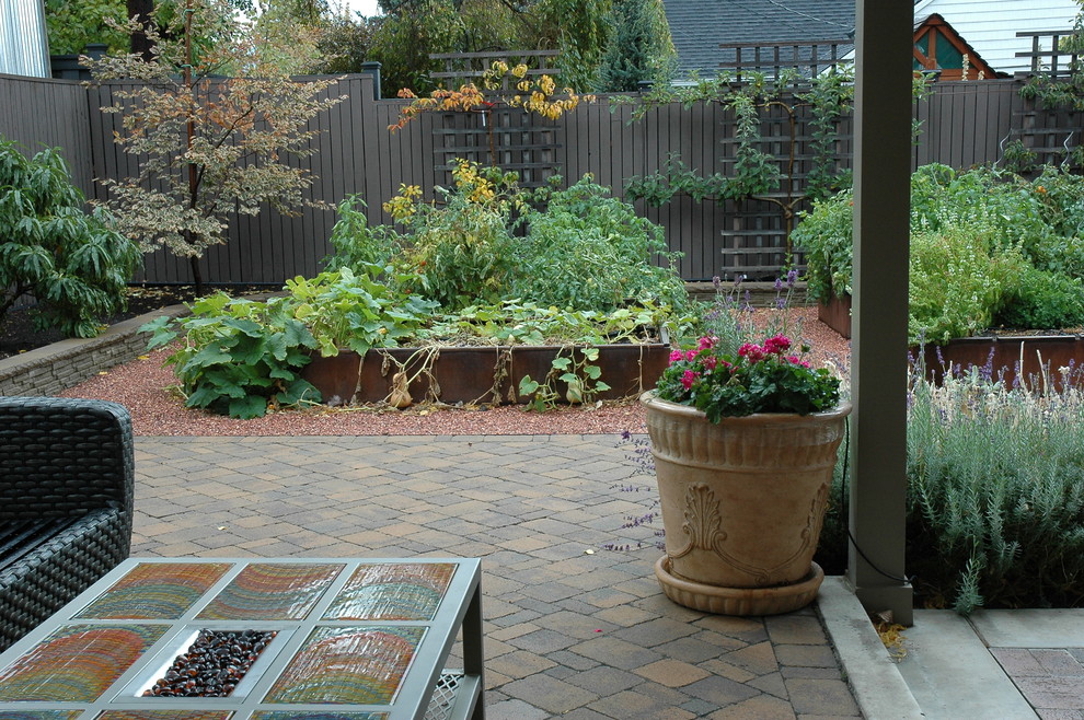 Foto di un piccolo giardino tradizionale esposto in pieno sole dietro casa in autunno con pavimentazioni in cemento