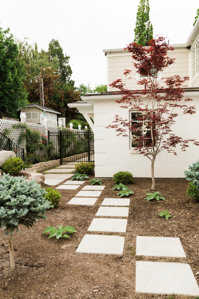 Modelo de jardín clásico renovado en patio lateral con camino de entrada