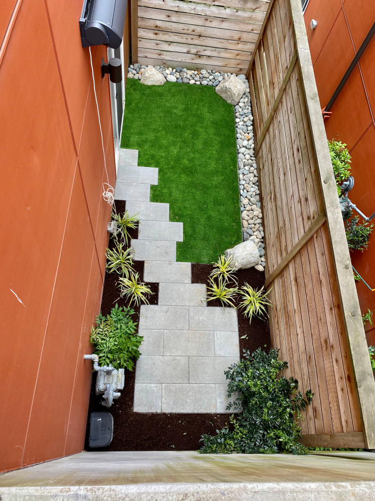 Foto di un piccolo giardino design in ombra nel cortile laterale con pavimentazioni in cemento