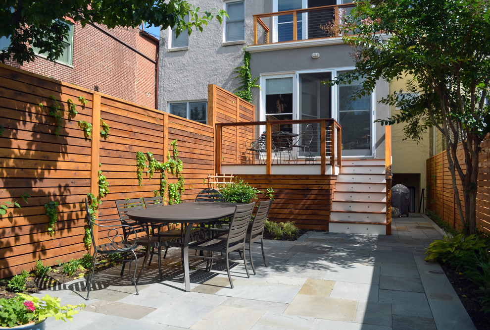 На фото: маленький двор на внутреннем дворе в современном стиле для на участке и в саду