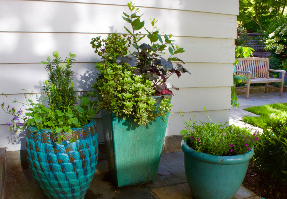 Geometrischer, Kleiner, Halbschattiger Klassischer Gartenkamin im Sommer, hinter dem Haus mit Natursteinplatten in Seattle