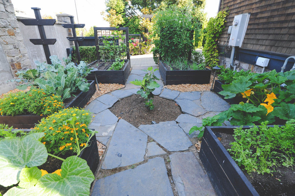 Ejemplo de jardín clásico de tamaño medio en patio con huerto, exposición parcial al sol y adoquines de piedra natural