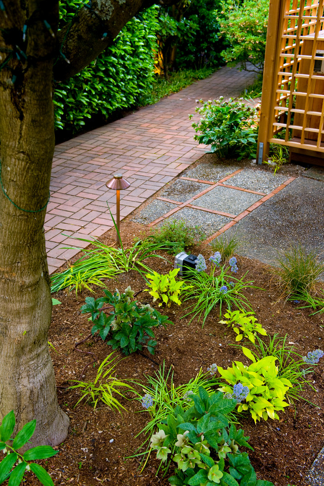 Foto di un giardino american style nel cortile laterale con un ingresso o sentiero e pavimentazioni in mattoni
