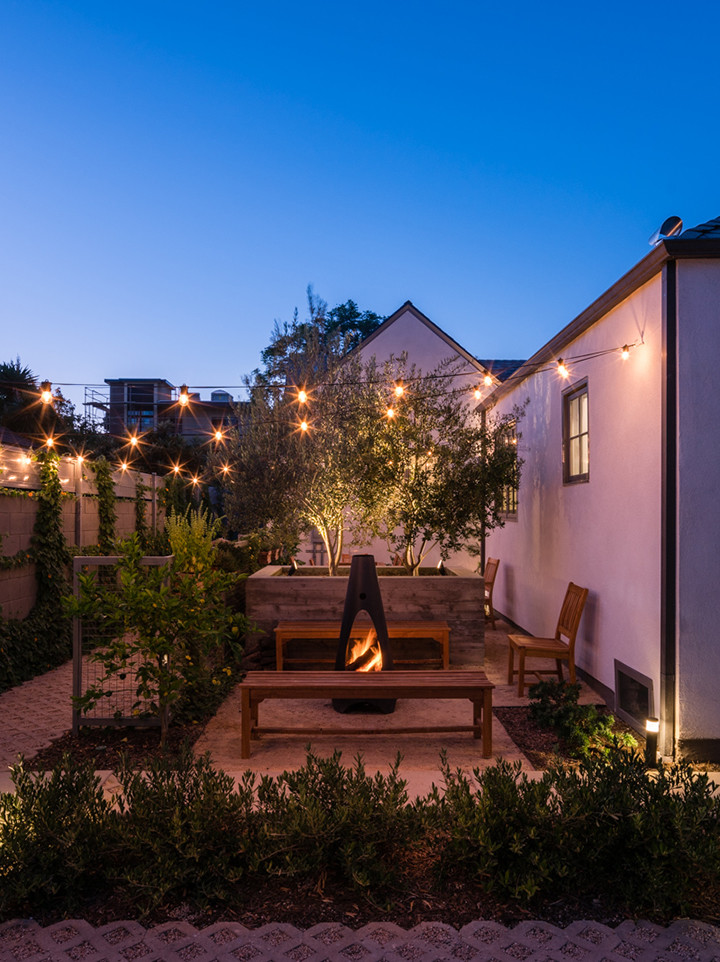 Idee per un piccolo giardino design esposto in pieno sole dietro casa in estate con pavimentazioni in cemento