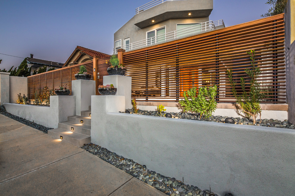 Mittelgroßer Moderner Vorgarten im Sommer mit Feuerstelle, direkter Sonneneinstrahlung und Betonboden in San Diego