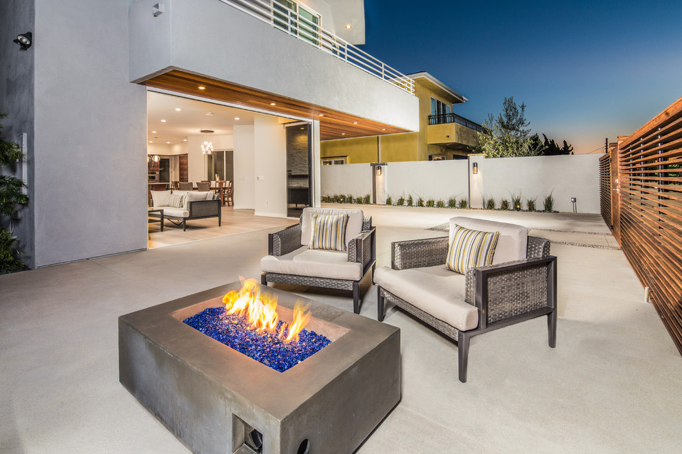 Mittelgroßer Moderner Vorgarten mit Feuerstelle und Betonboden in San Diego