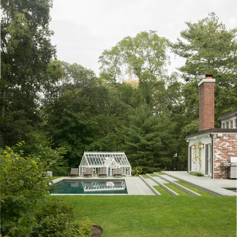 Пример оригинального дизайна: участок и сад на заднем дворе в современном стиле с подпорной стенкой и покрытием из каменной брусчатки