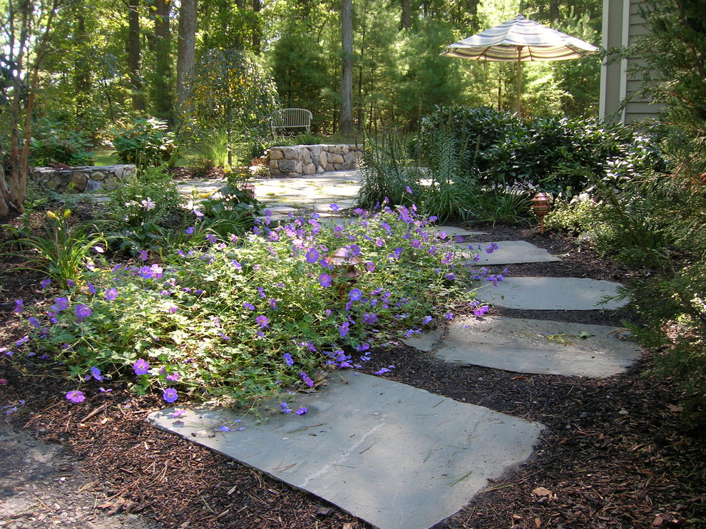 Источник вдохновения для домашнего уюта: маленький летний регулярный сад на заднем дворе в классическом стиле с садовой дорожкой или калиткой и покрытием из каменной брусчатки для на участке и в саду