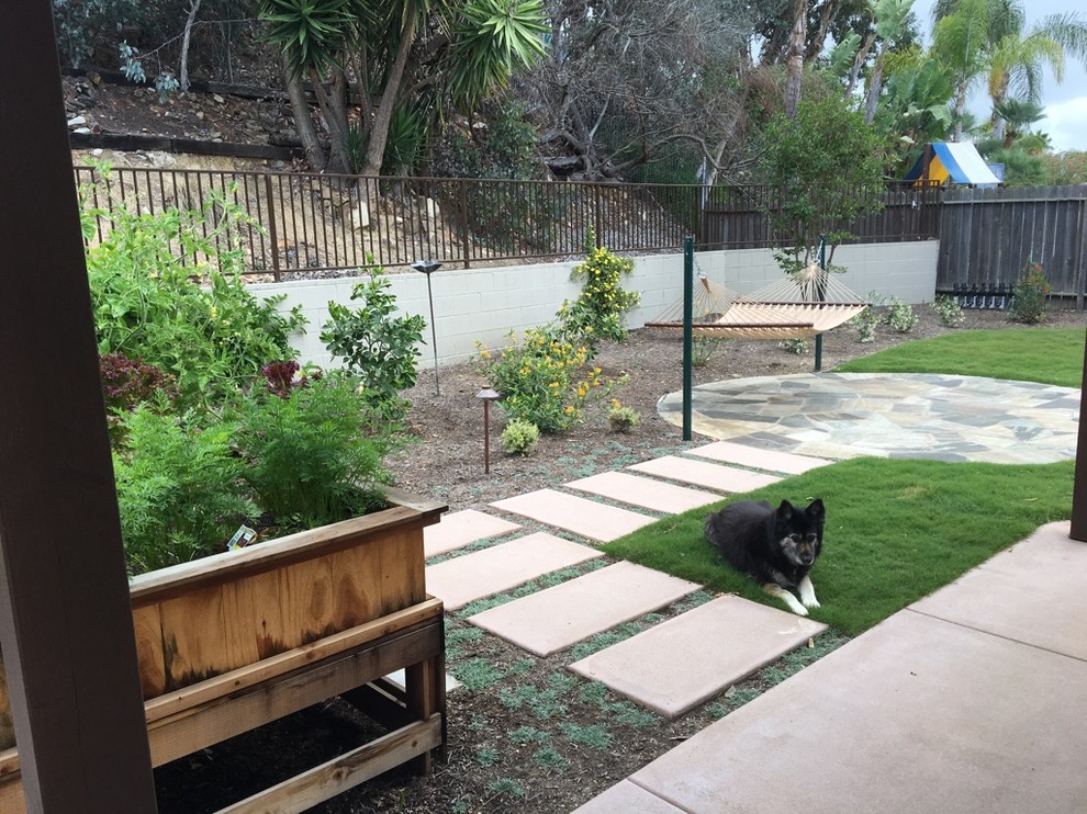 Стильный дизайн: солнечный огород на участке на заднем дворе в средиземноморском стиле с хорошей освещенностью и мощением тротуарной плиткой - последний тренд