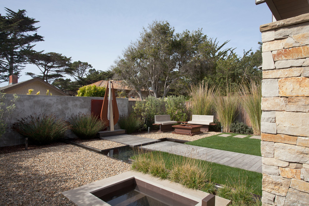 Mittelgroßer Moderner Gartenteich hinter dem Haus mit Betonboden in San Francisco