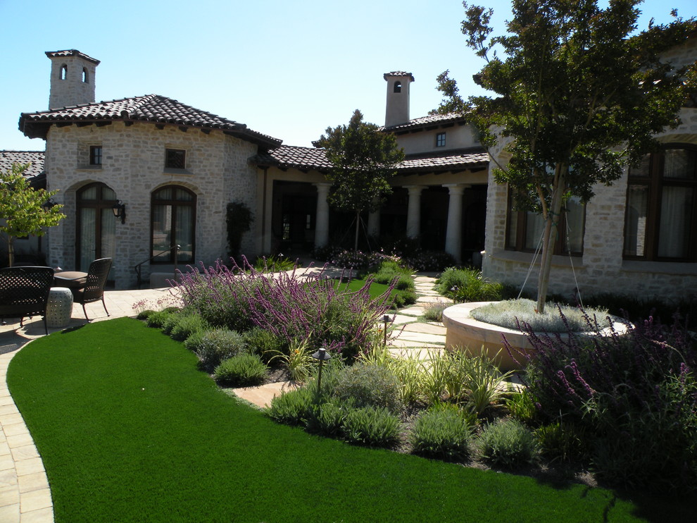 На фото: солнечный участок и сад на заднем дворе в средиземноморском стиле с хорошей освещенностью и покрытием из каменной брусчатки с