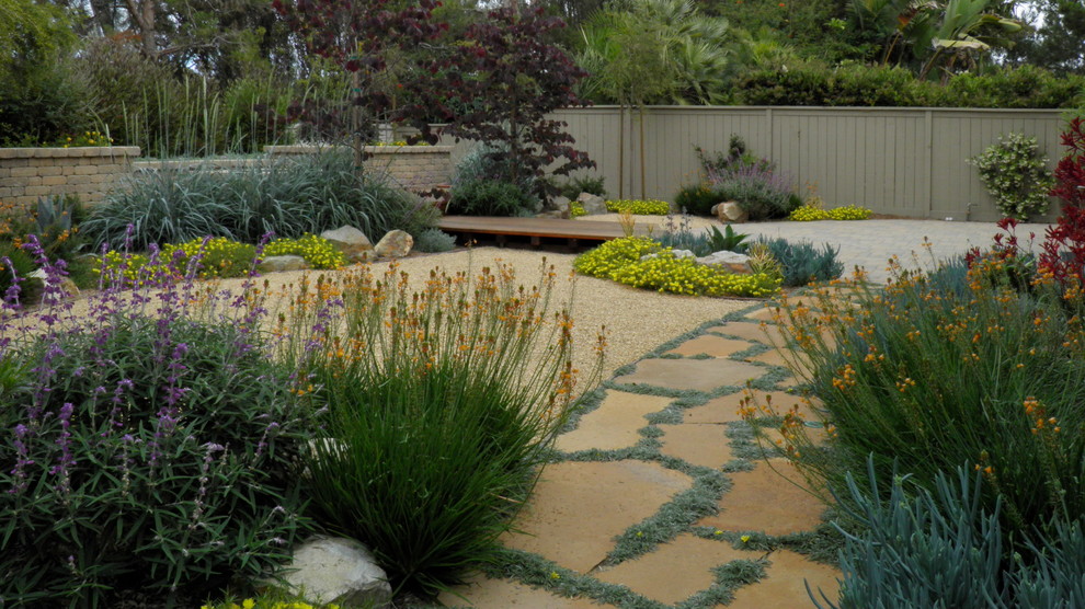 Imagen de jardín de secano contemporáneo de tamaño medio en patio trasero con exposición total al sol y adoquines de piedra natural