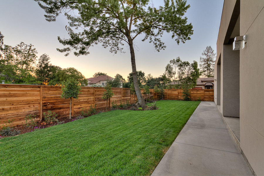 Halbschattiger, Geräumiger Moderner Gartenkamin hinter dem Haus mit Betonboden in Sacramento
