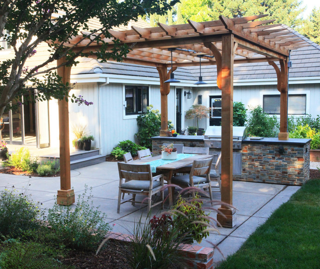 Custom Pergola and Outdoor Kitchen Contemporaneo Patio Sacramento