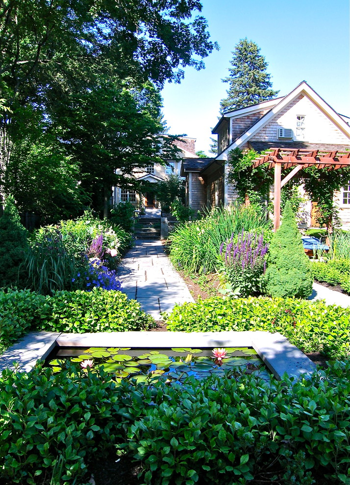 ボストンにある高級な中くらいなおしゃれな庭 (天然石敷き) の写真