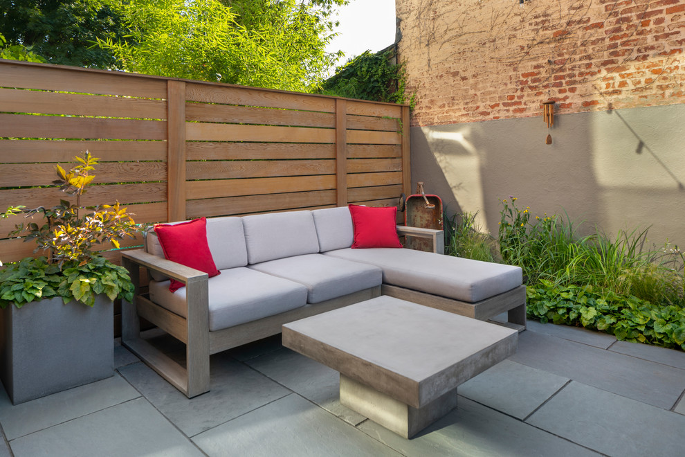 Идея дизайна: маленький двор на заднем дворе в современном стиле с покрытием из каменной брусчатки для на участке и в саду
