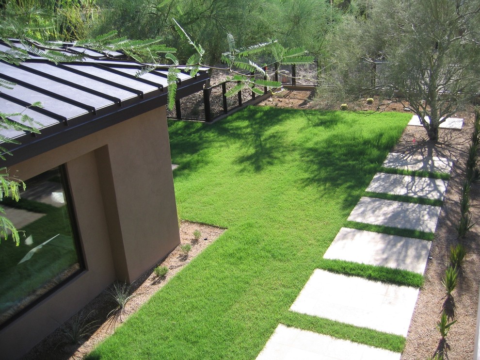 Стильный дизайн: участок и сад на заднем дворе в стиле фьюжн с забором - последний тренд
