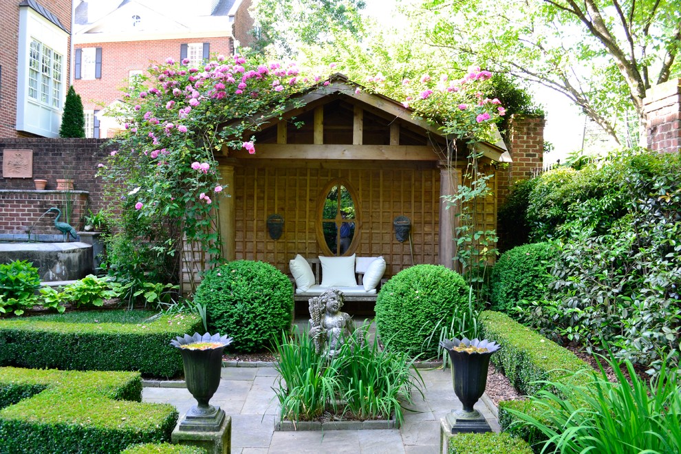 Esempio di un giardino formale tradizionale esposto a mezz'ombra dietro casa